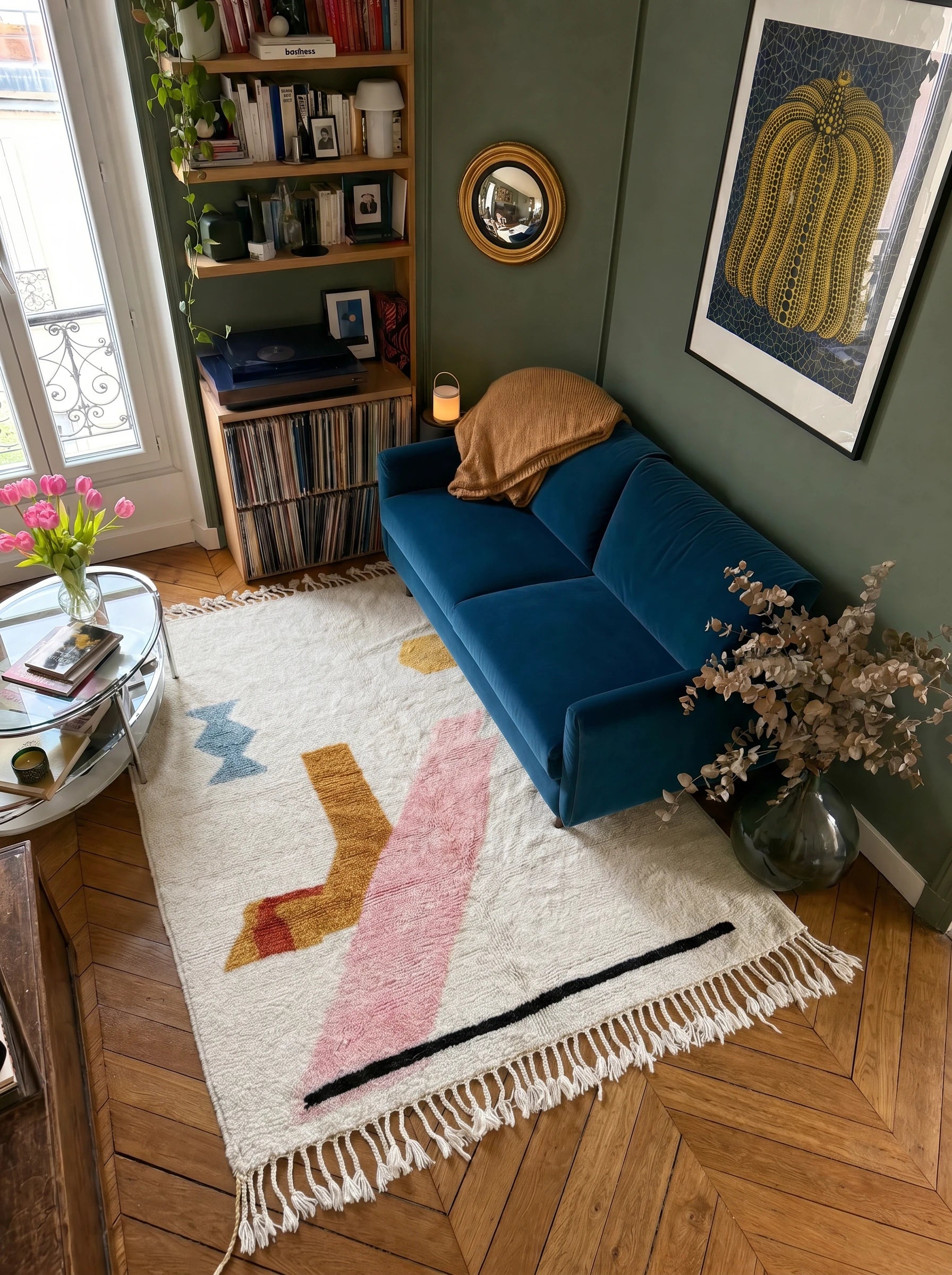 Tapis berbère coloré 147 x 217 cm en situation dans un salon, fait main en laine | Tamazi
