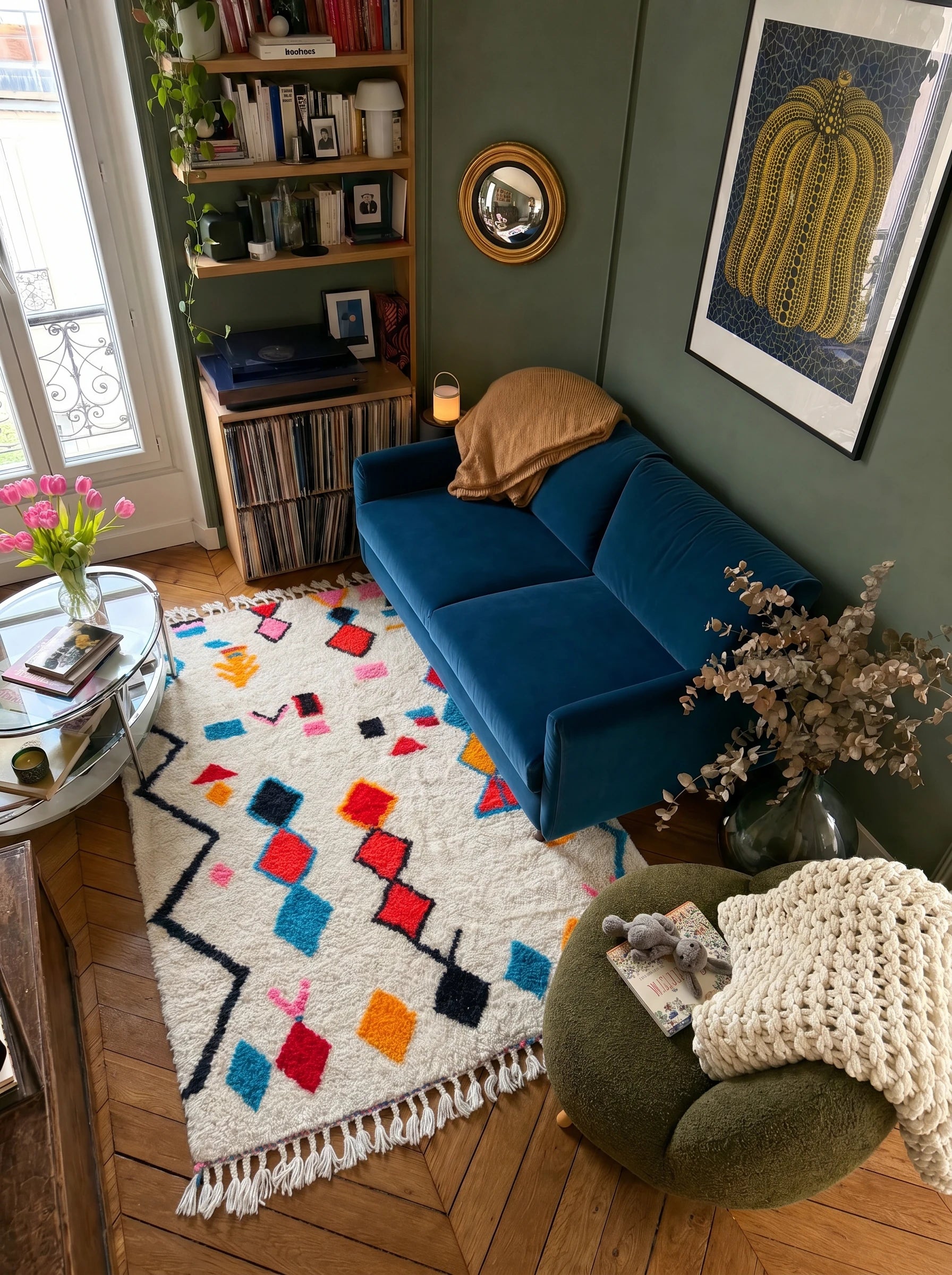 Tapis berbère coloré 148 x 240 cm en situation dans un salon, fait main en laine | Tamazi
