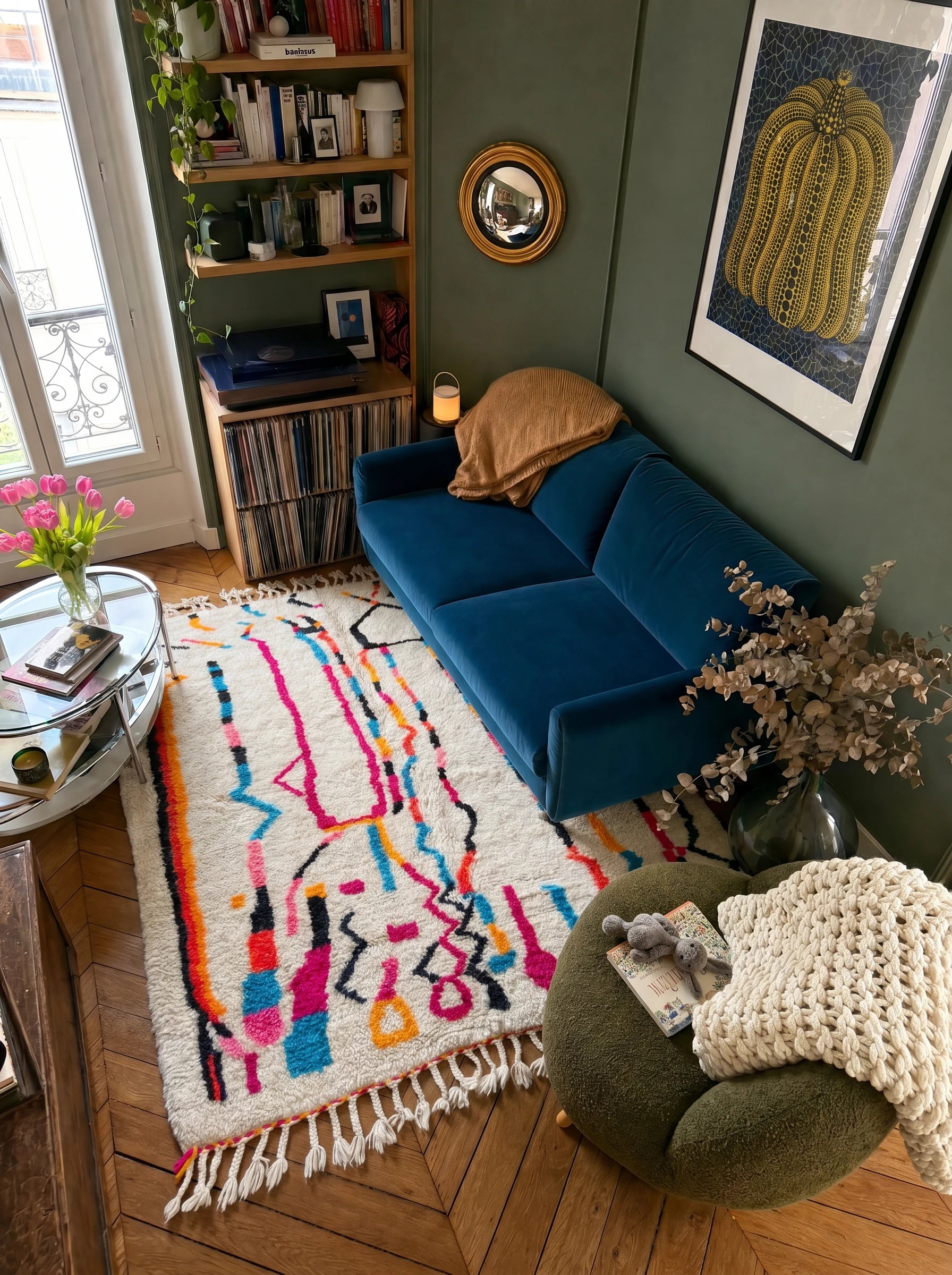Tapis berbère coloré 149 x 237 cm en situation dans un salon, fait main en laine | Tamazi