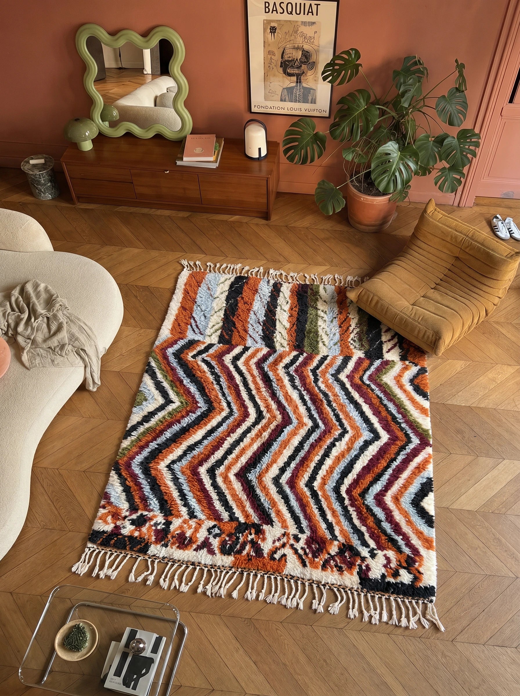 Tapis berbère coloré 150 x 215 cm en situation dans un salon, fait main en laine | Tamazi