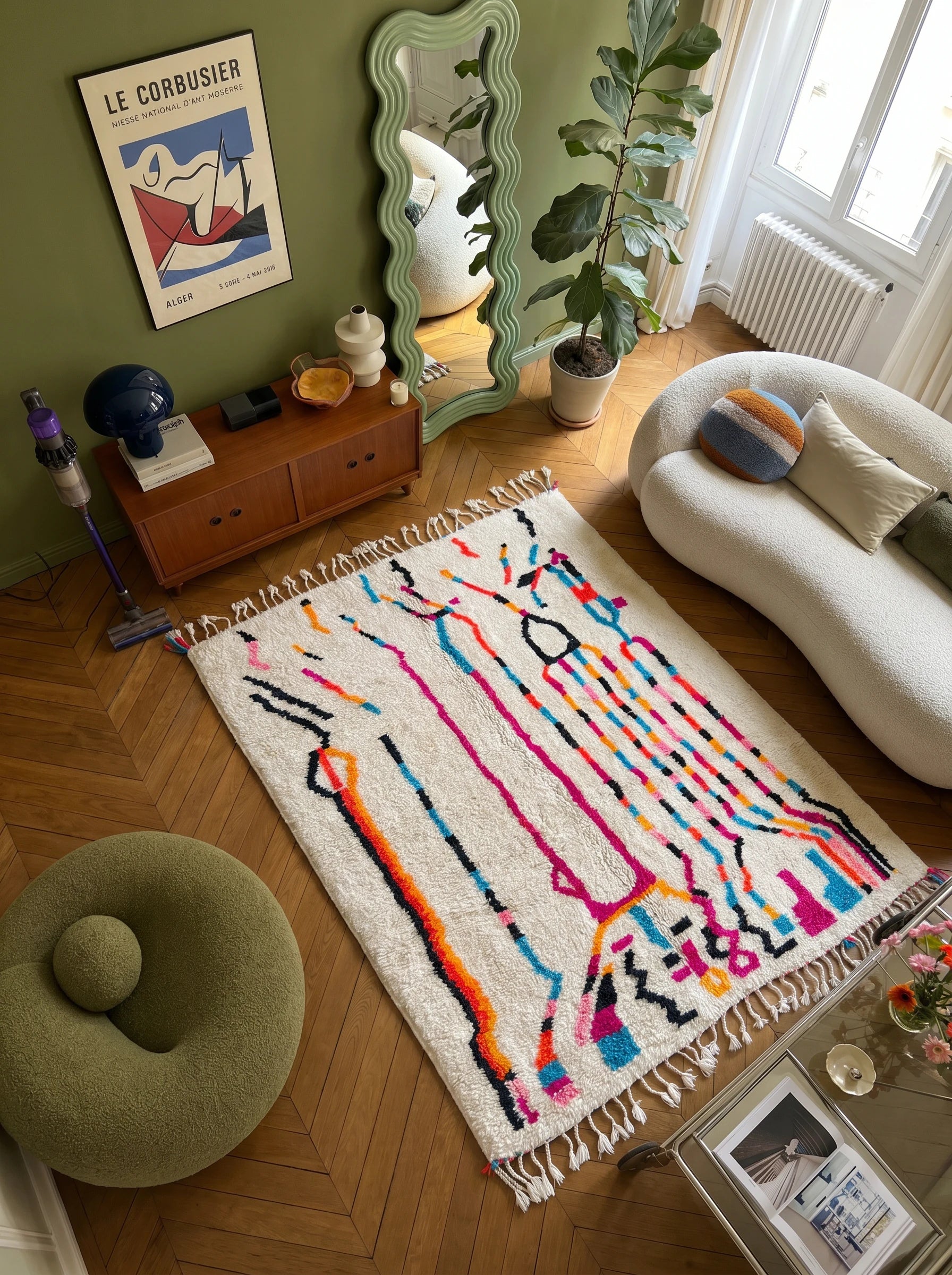 Tapis berbère coloré 150 x 229 cm en situation dans un salon, fait main en laine | Tamazi