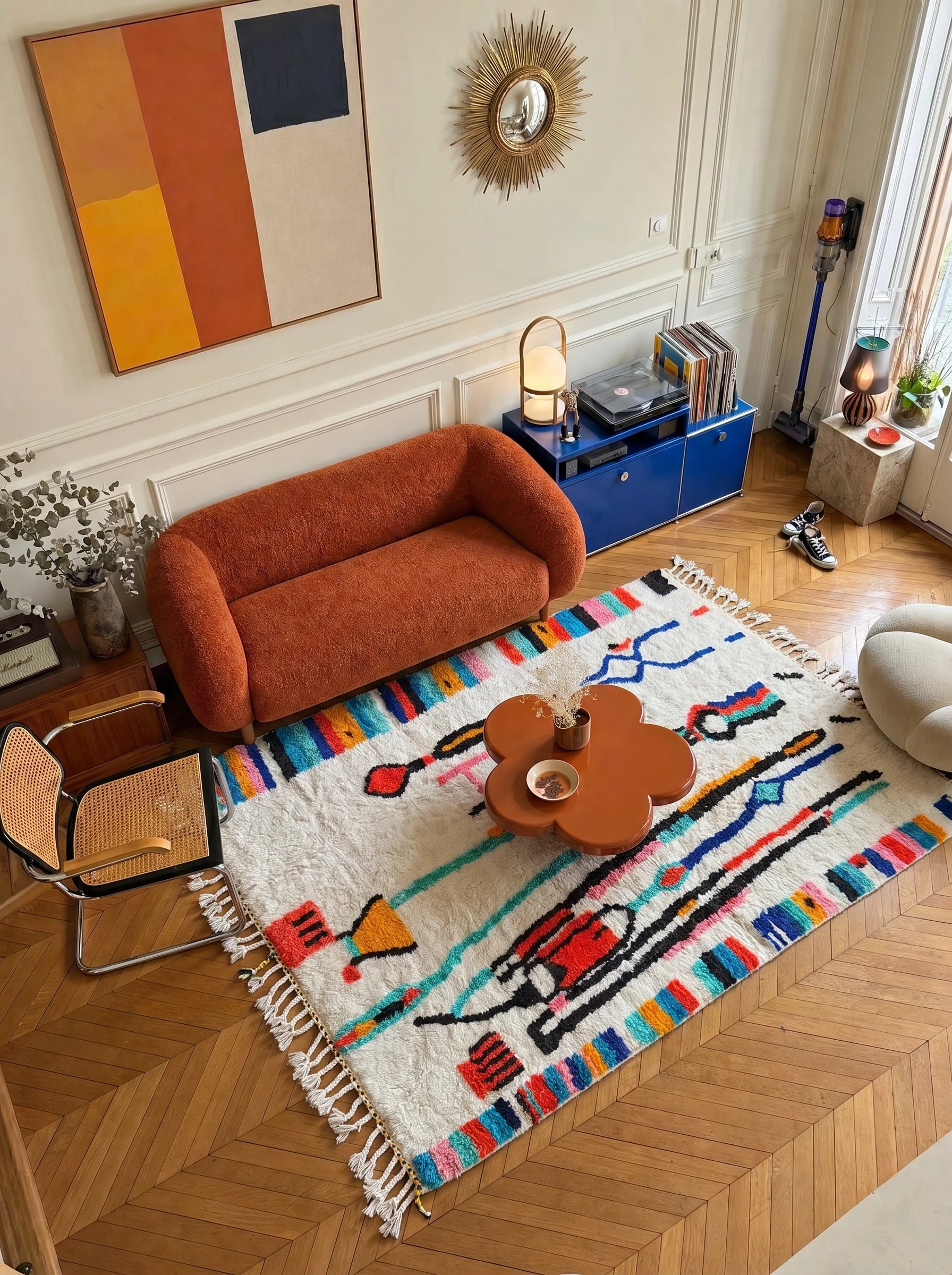 Tapis berbère coloré 150 x 267 cm en situation dans un salon, fait main en laine | Tamazi