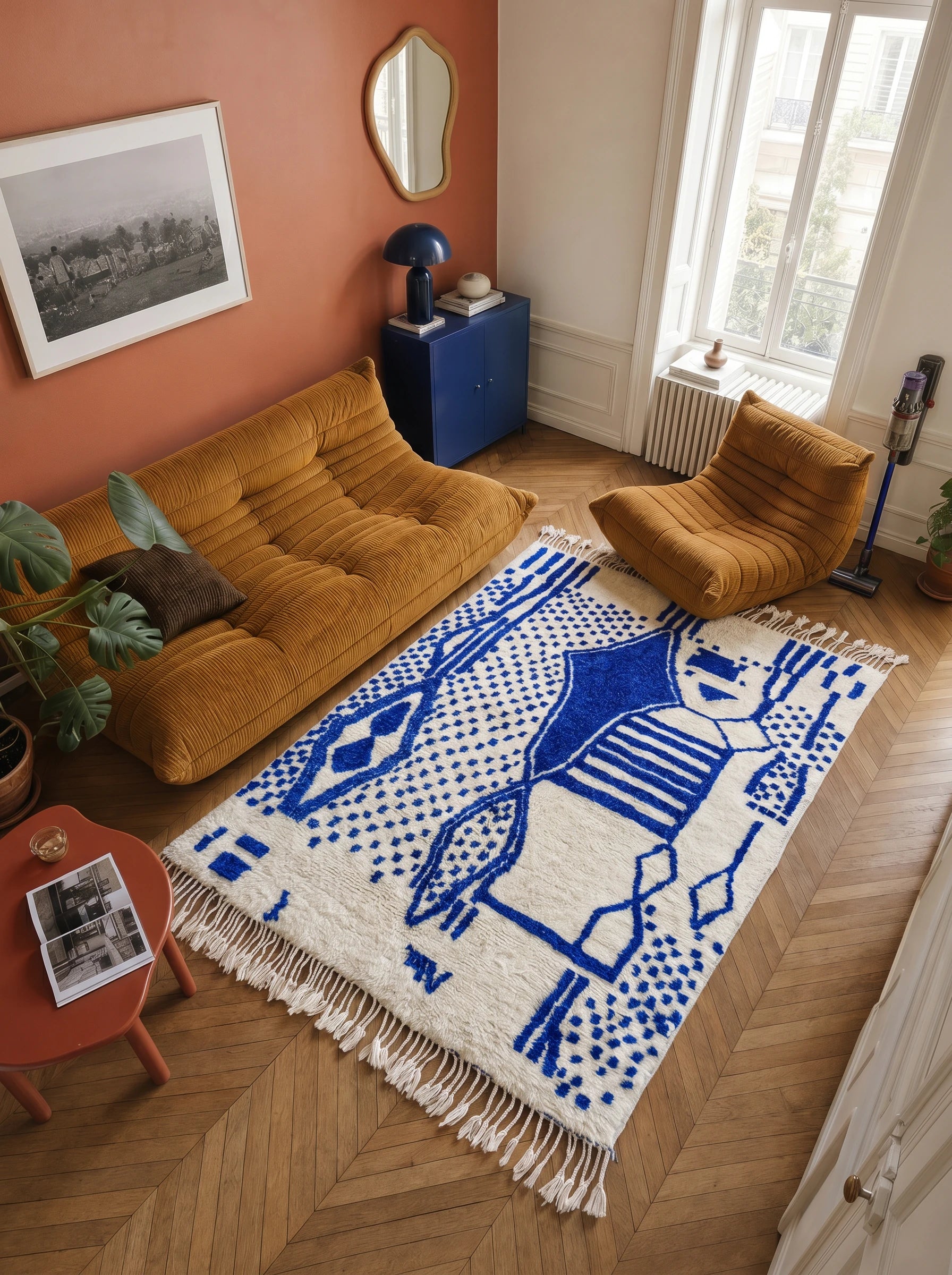 Tapis berbère coloré 155 x 225 cm en situation dans un salon, fait main en laine | Tamazi