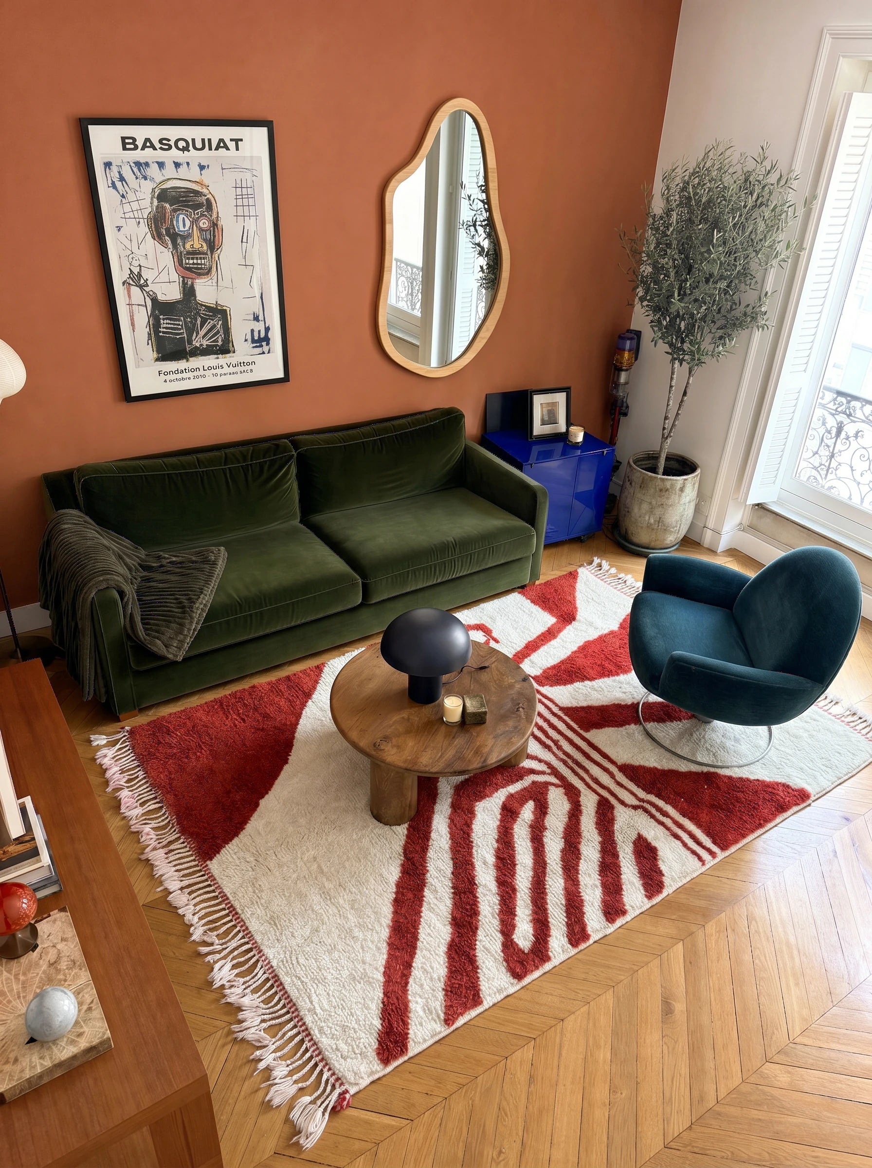 Tapis berbère coloré 174 x 269 cm en situation dans un salon, fait main en laine | Tamazi
