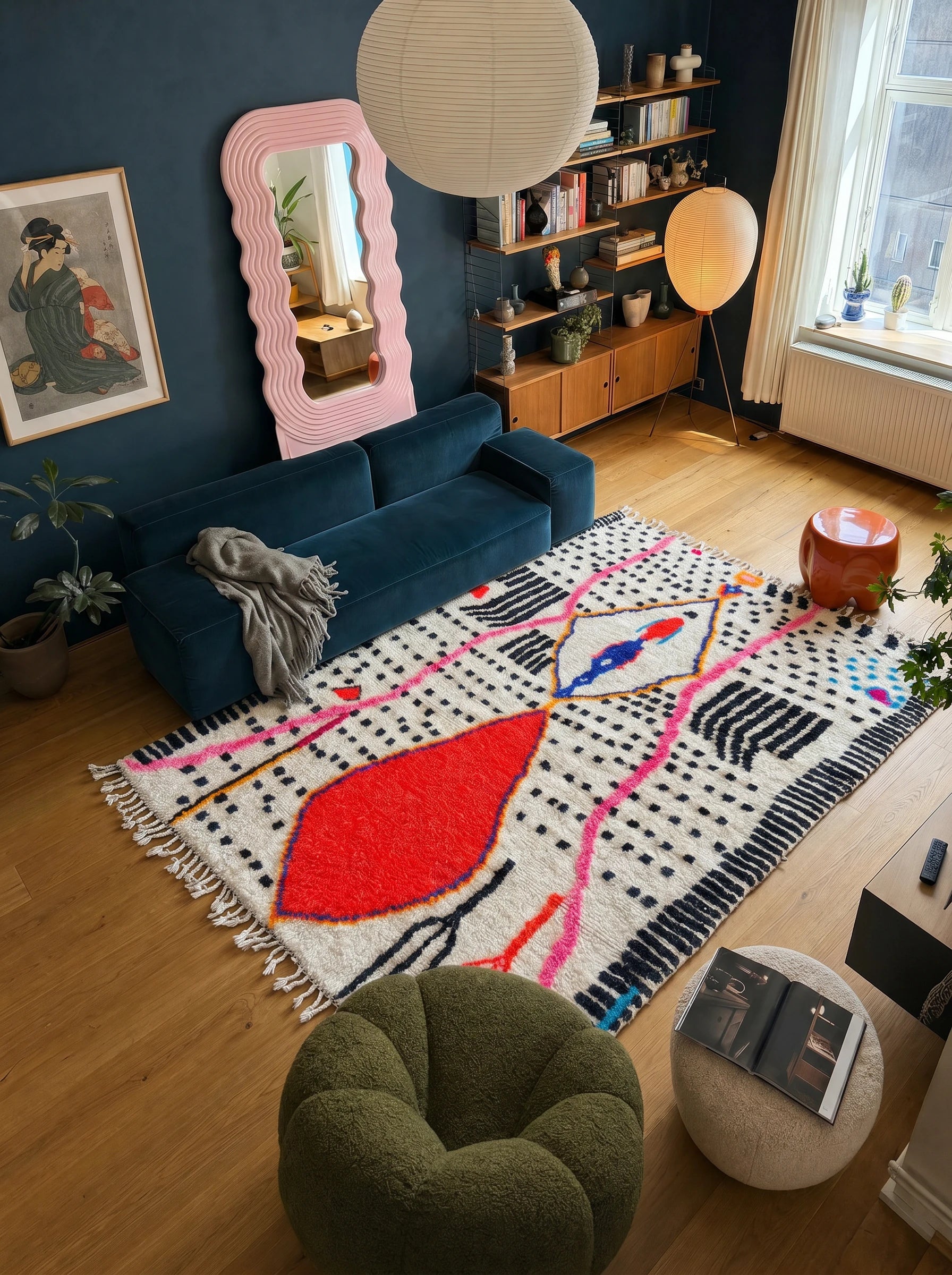 Tapis berbère coloré 191 x 315 cm en situation dans un salon, fait main en laine | Tamazi