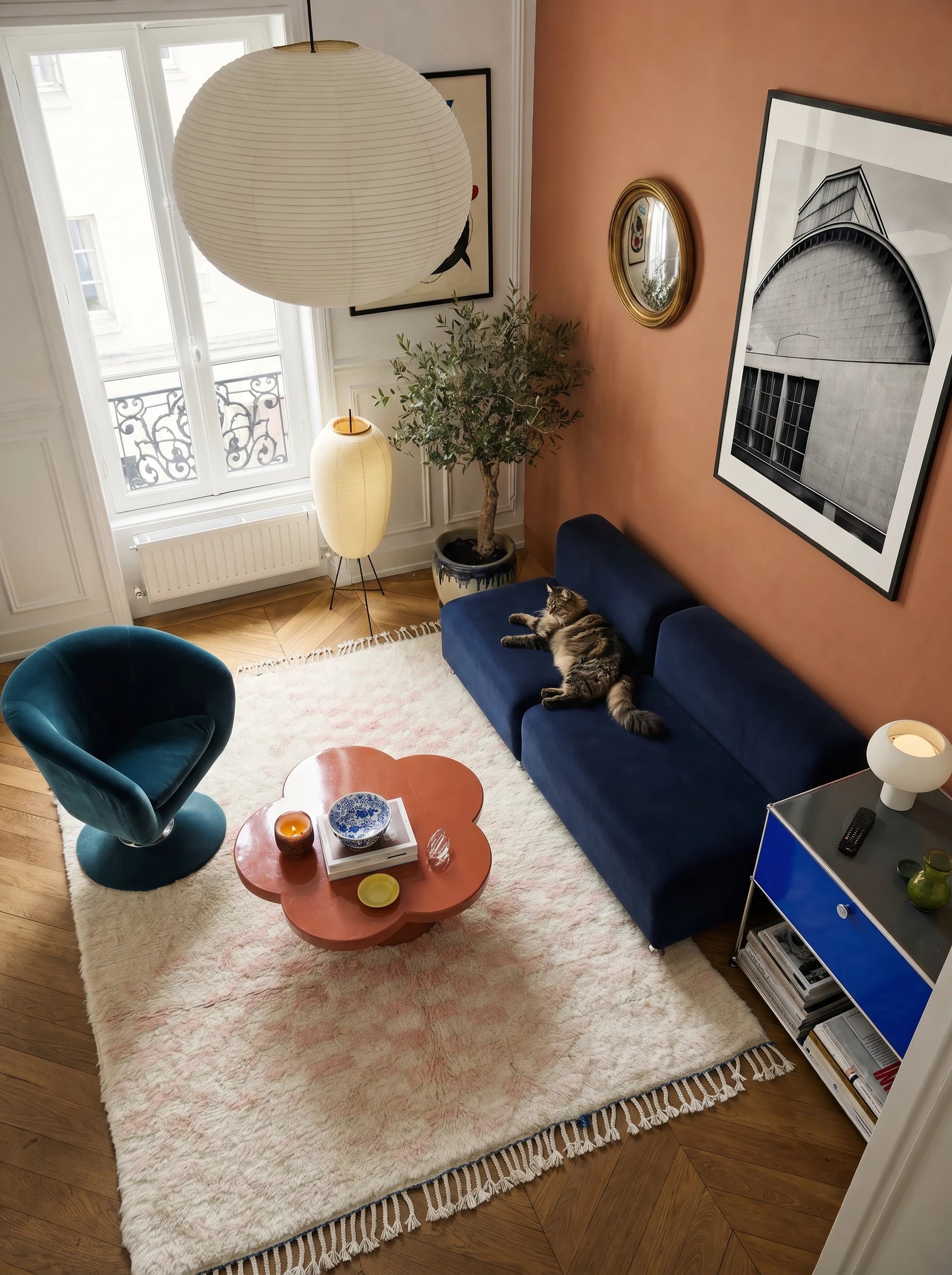 Tapis berbère coloré 209 x 310 cm en situation dans un salon, fait main en laine | Tamazi