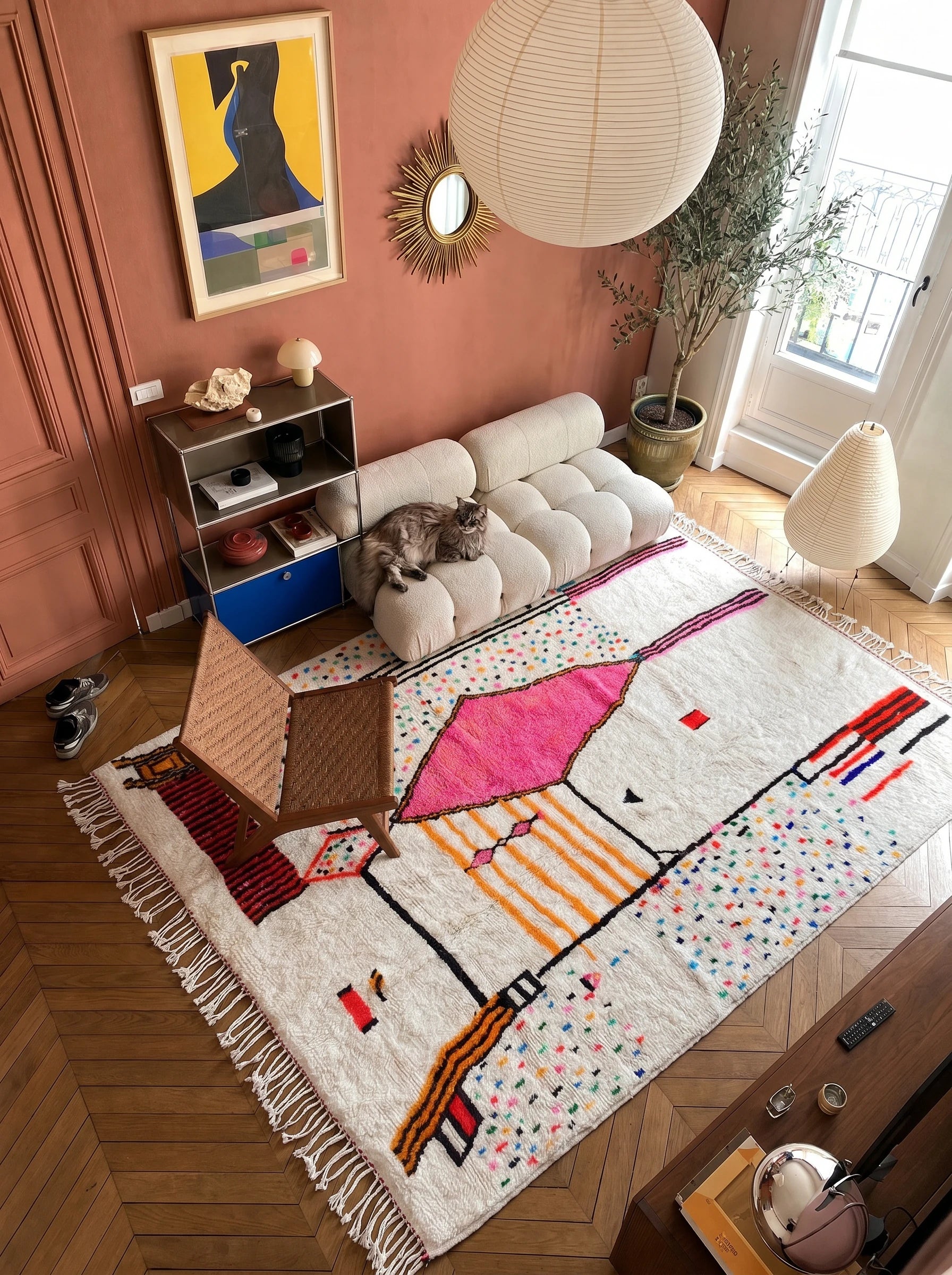 Tapis berbère coloré 255 x 362 cm en situation dans un salon, fait main en laine | Tamazi