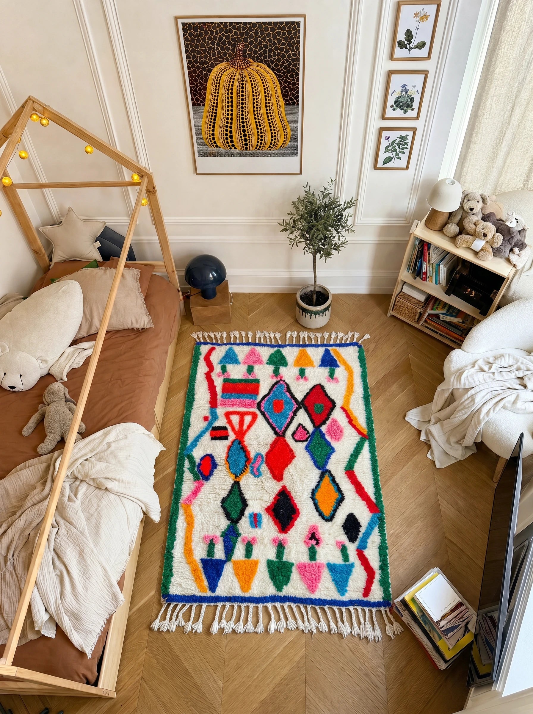 Tapis berbère coloré 97 x 163 cm en situation dans un salon, fait main en laine | Tamazi