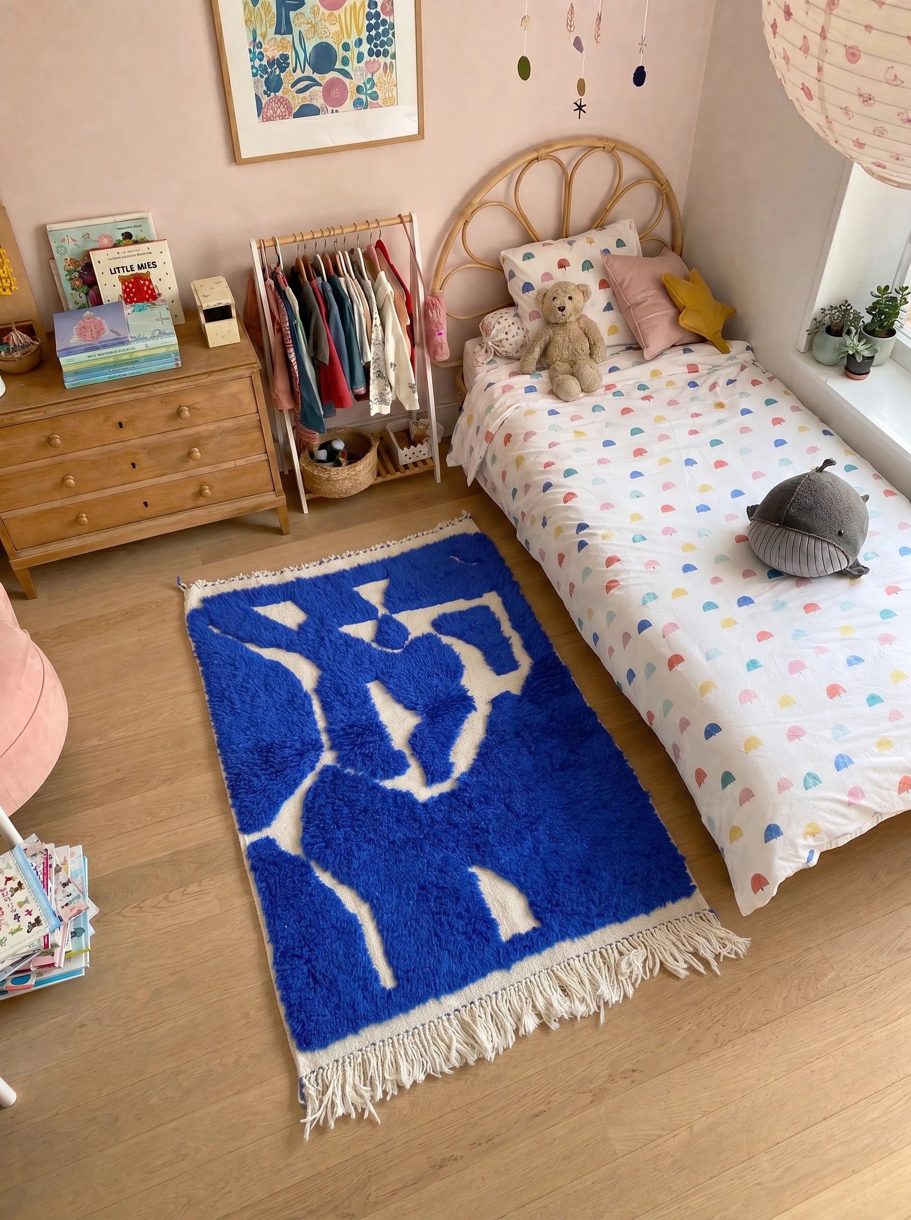 Tapis berbère coloré 99 x 148 cm en situation dans un salon, fait main en laine | Tamazi
