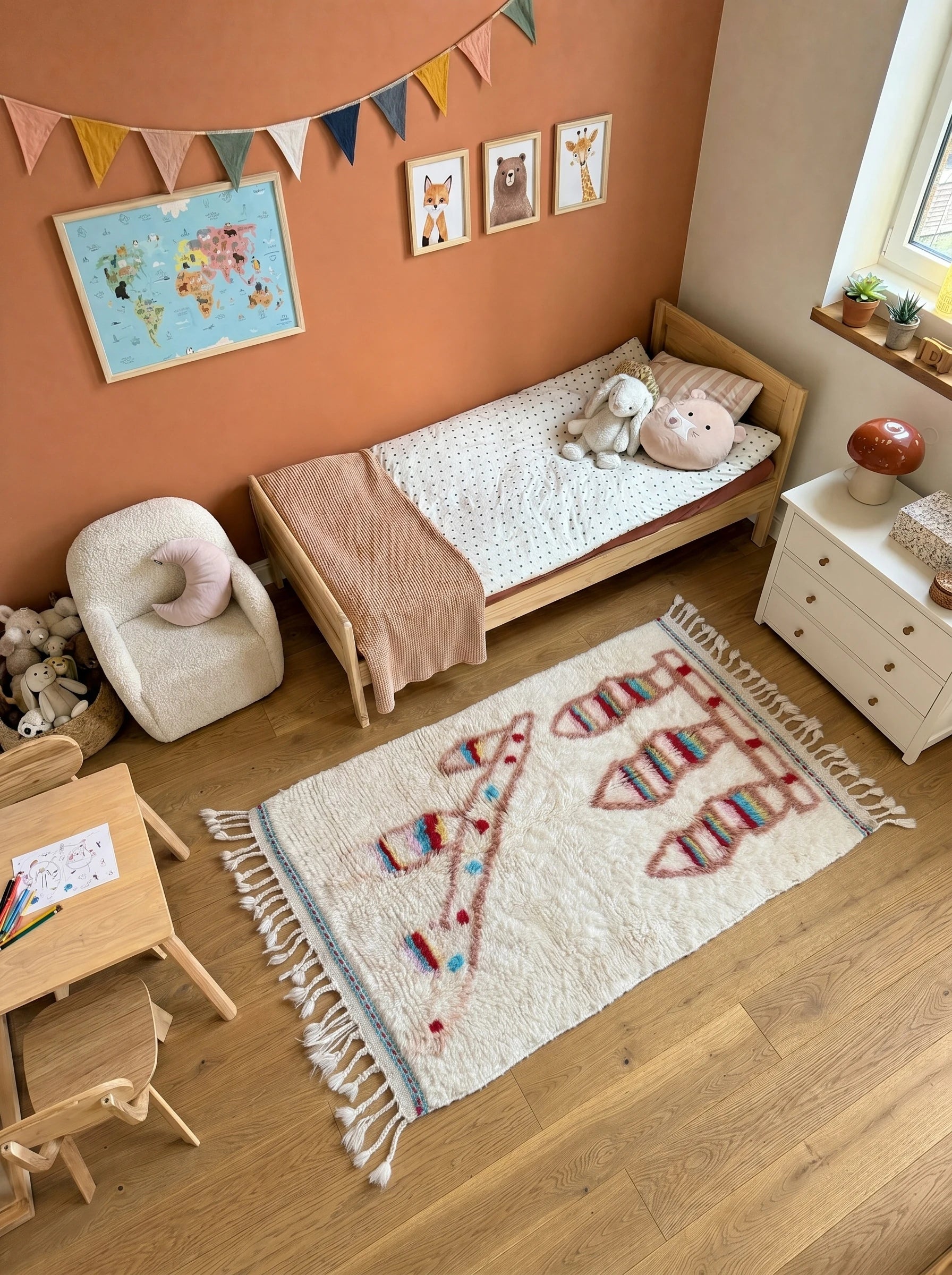 Tapis berbère coloré 99 x 165 cm en situation dans un salon, fait main en laine | Tamazi