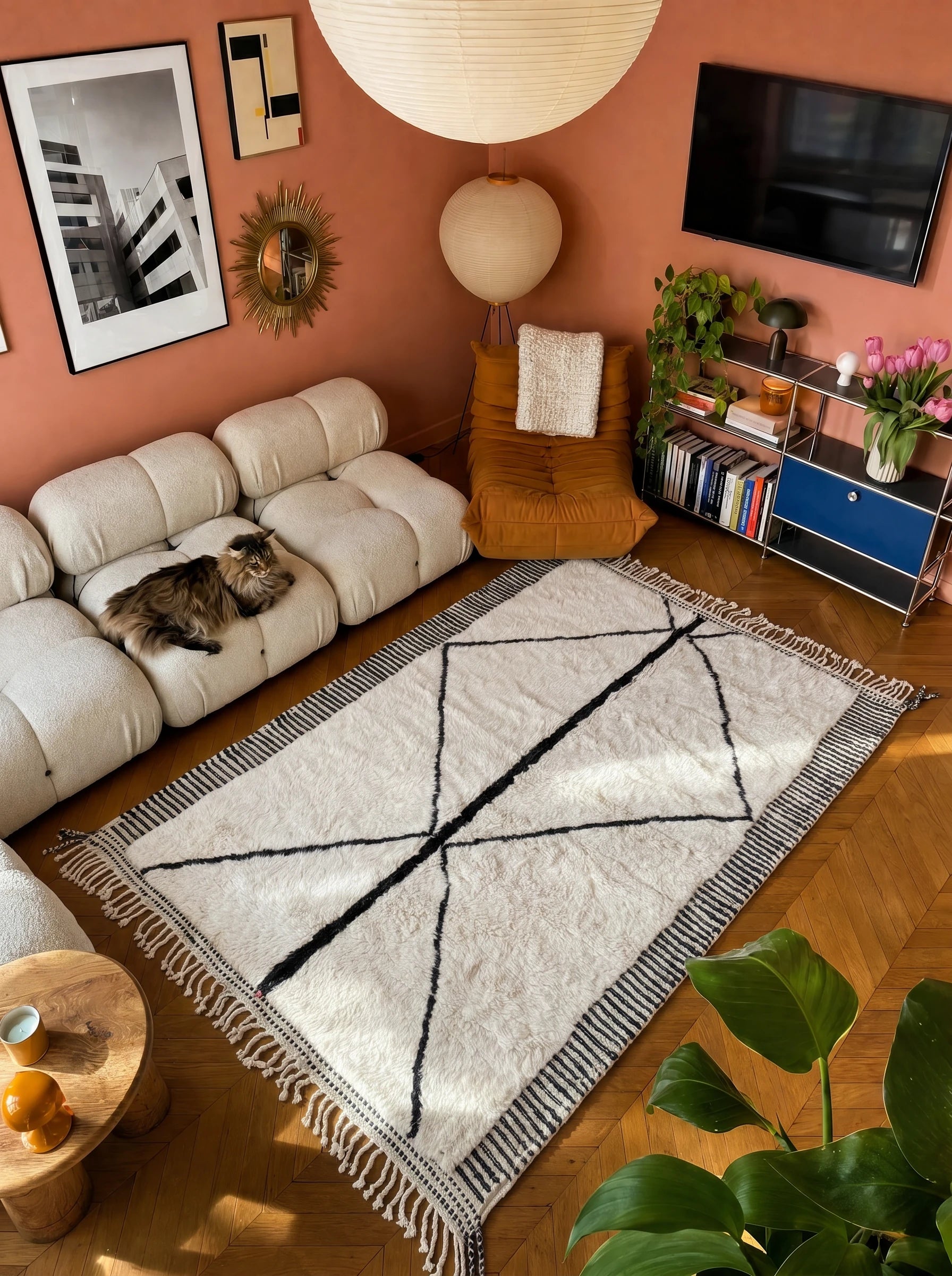 Tapis M'rirt 162 x 279 cm, tapis berbère en situation dans un salon, fait main en laine | Tamazi