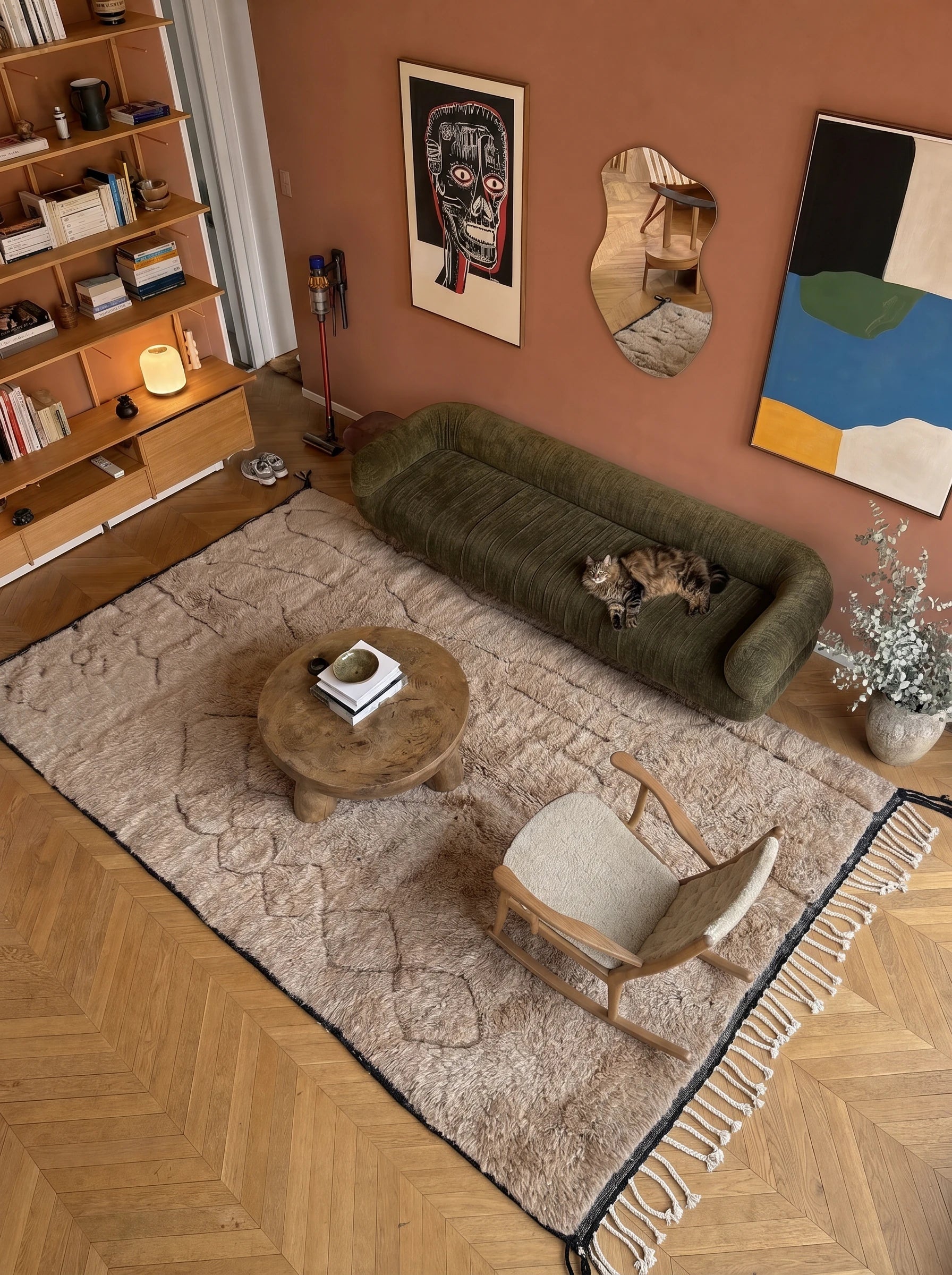 Tapis M'rirt 188 x 349 cm, tapis berbère en situation dans un salon, fait main en laine | Tamazi