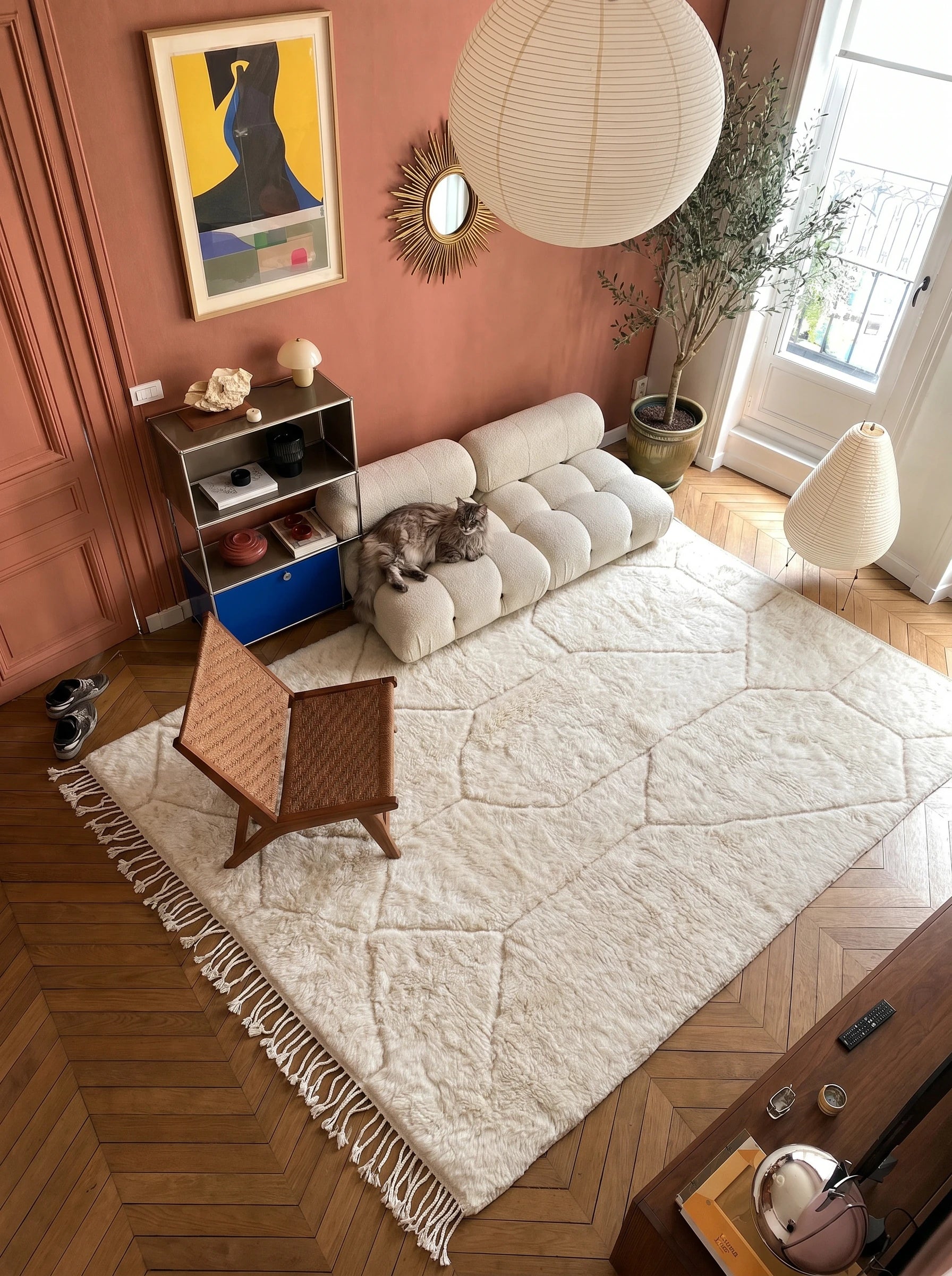 Tapis M'rirt 253 x 362 cm, tapis berbère en situation dans un salon, fait main en laine | Tamazi
