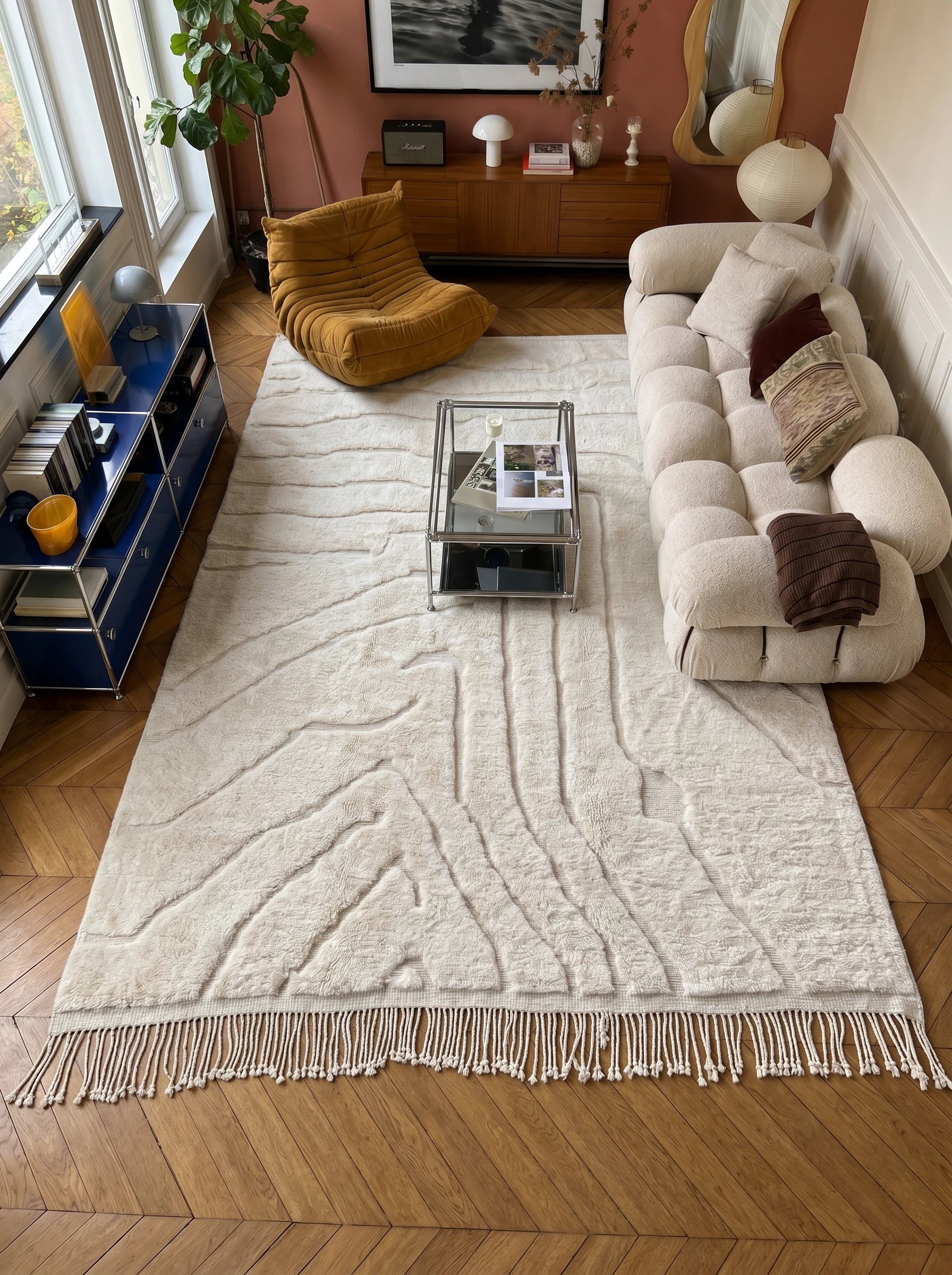 Tapis M'rirt 270 x 384 cm, tapis berbère en situation dans un salon, fait main en laine | Tamazi