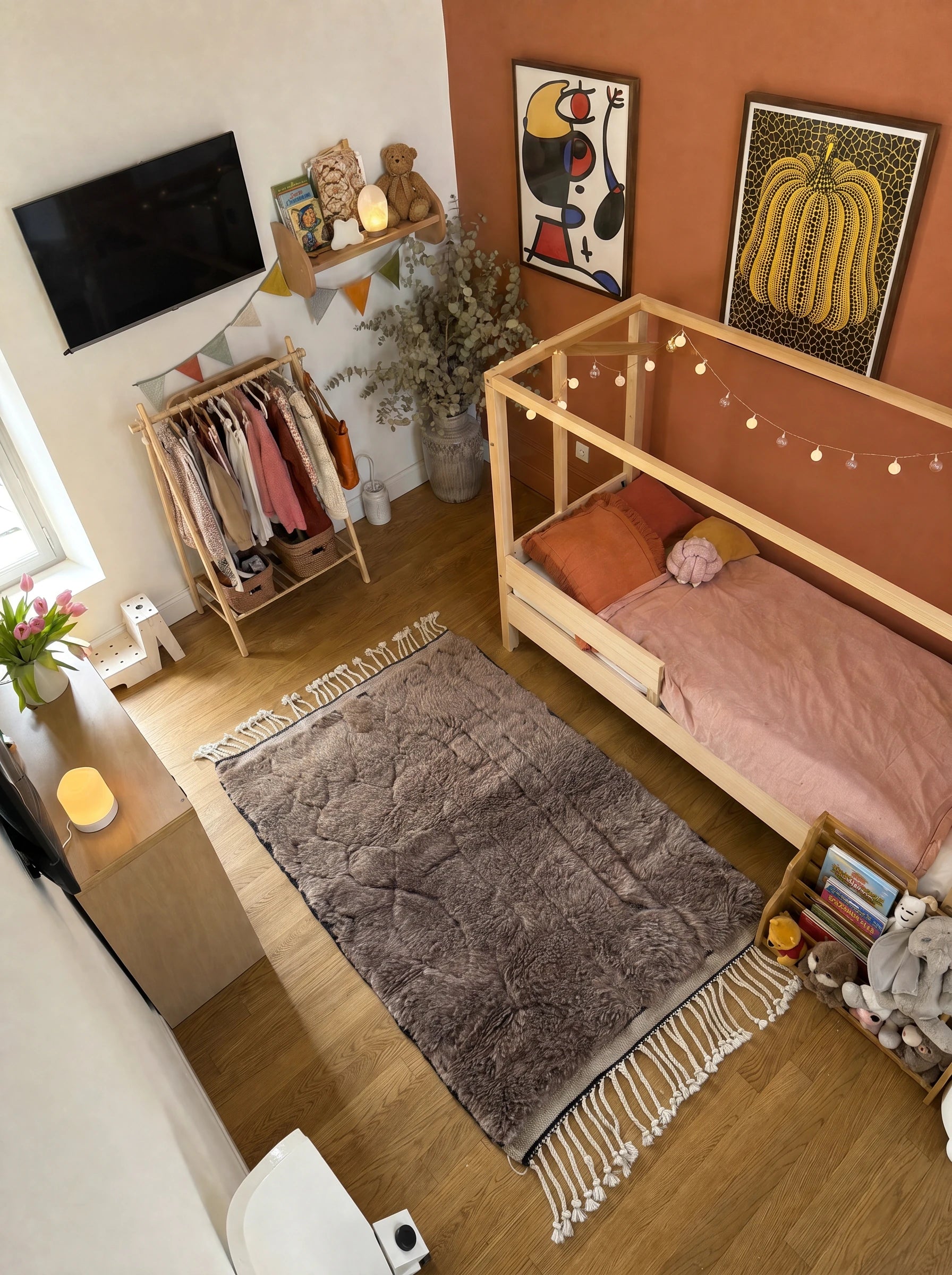 Tapis M'rirt 81 x 138 cm, tapis berbère en situation dans un salon, fait main en laine | Tamazi